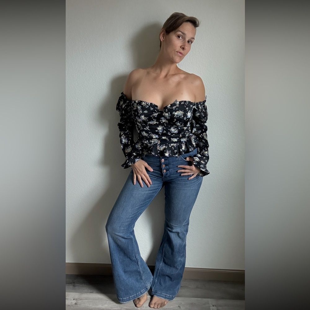 Abercrombie & Fitch High Rise Wide Leg Flare Jeans 6